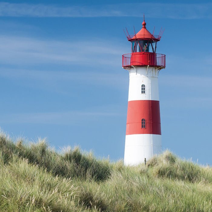 Leuchtturm hinter Dünen, Glasbild Quadratisch