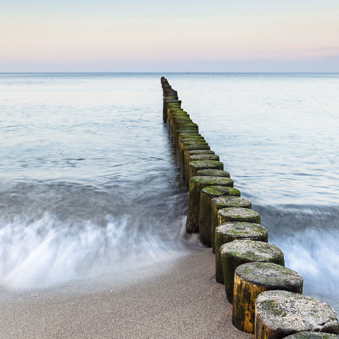 Wellenbrecher im Meer, Glasbild Quadratisch