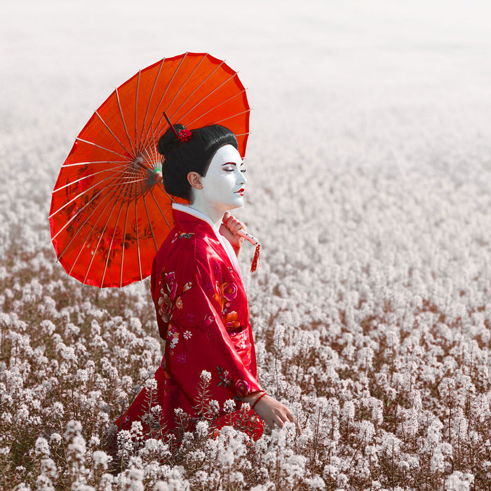 Geisha auf dem Feld, Glasbild Quadratisch