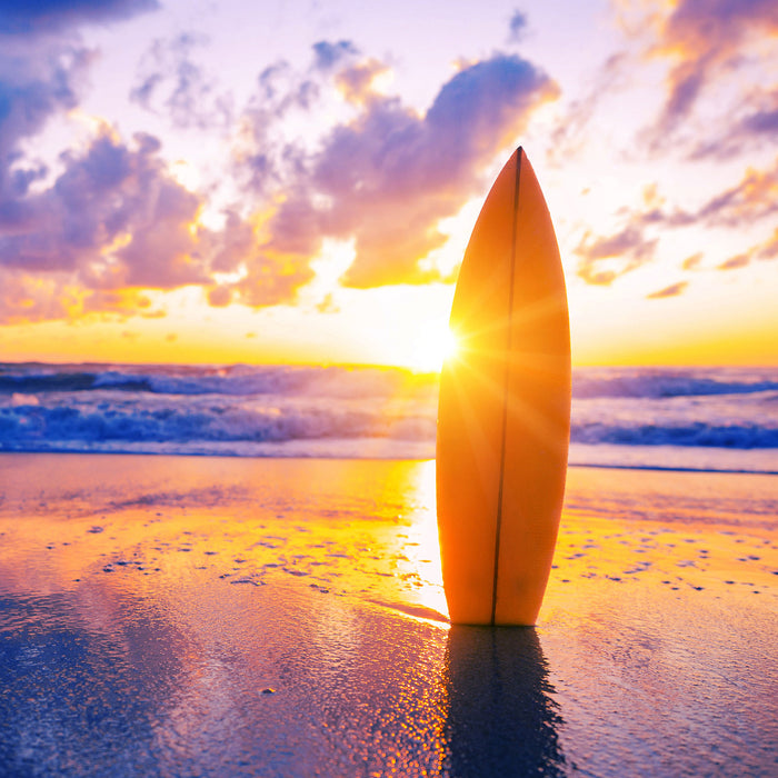 Surfbrett am Strand, Glasbild Quadratisch