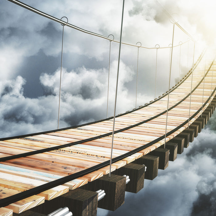 Hölzerne Brücke in den Wolken, Glasbild Quadratisch