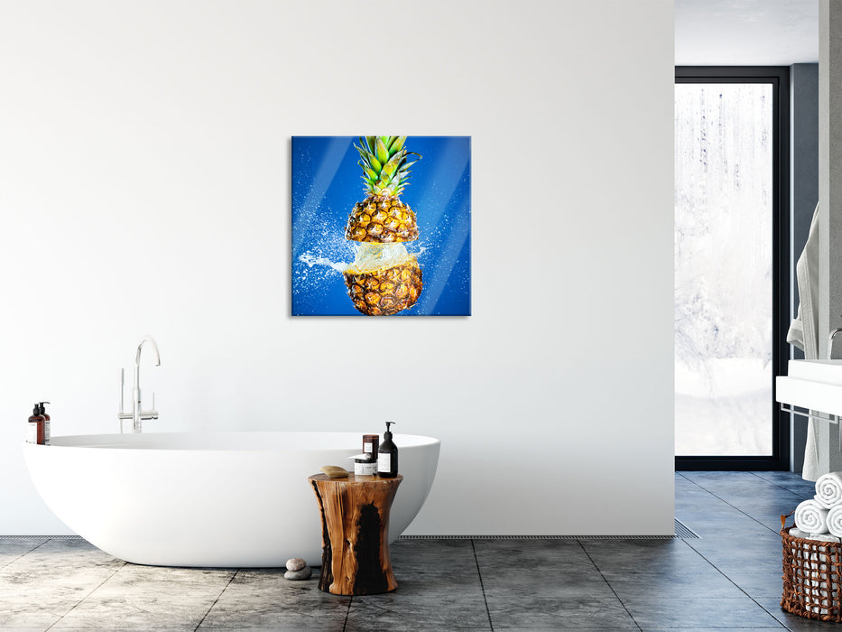 Ananas mit Wasser bespritzt, Glasbild Quadratisch