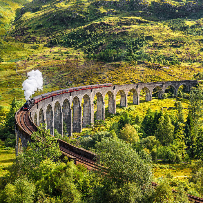 Eisenbahnviadukt in Schottland, Glasbild Quadratisch