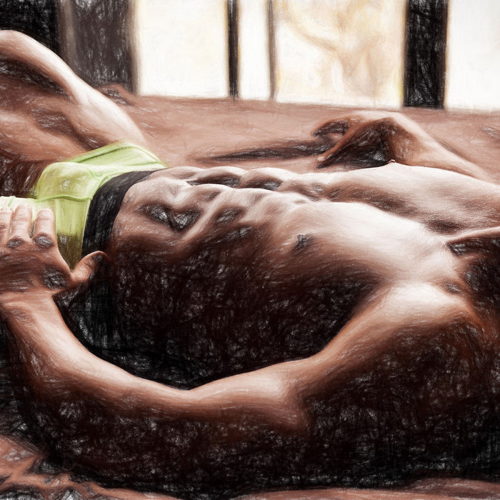 Muskulöser Mann im Bett, Glasbild Quadratisch