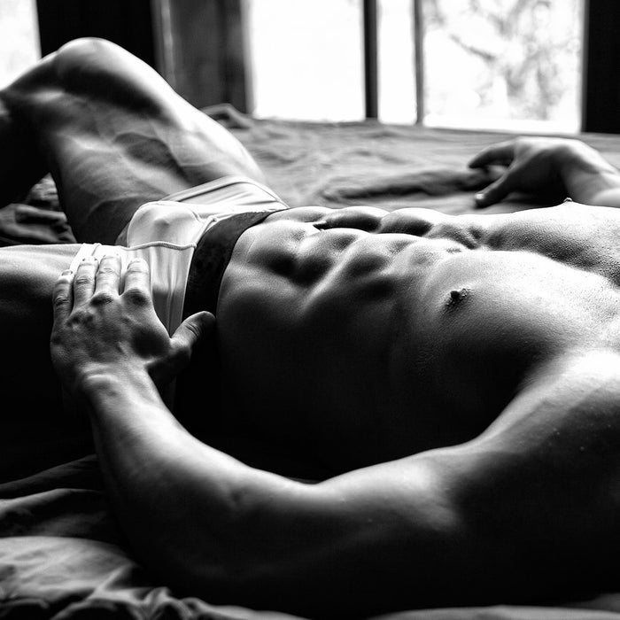 Muskulöser Mann im Bett Kunst B&W, Glasbild Quadratisch