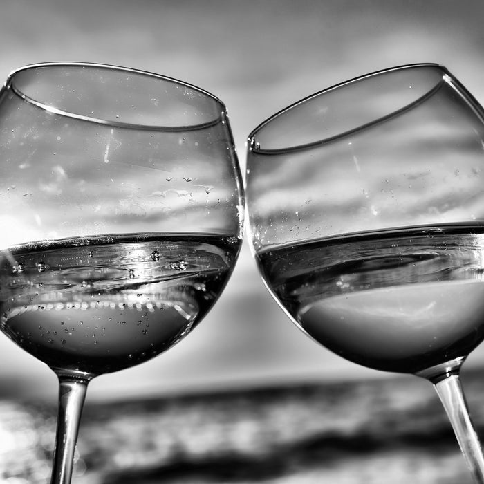 Weingläser am Meer, Glasbild Quadratisch