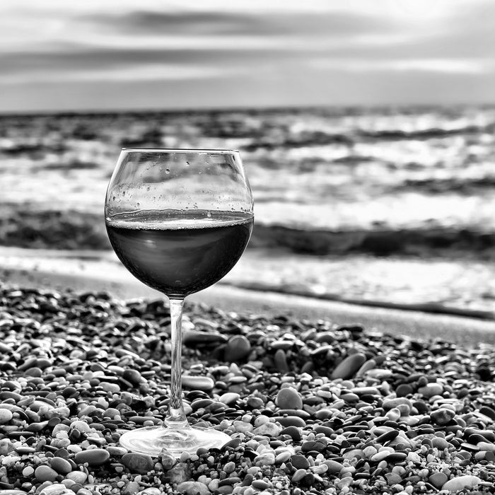 Weinglas am Strand, Glasbild Quadratisch