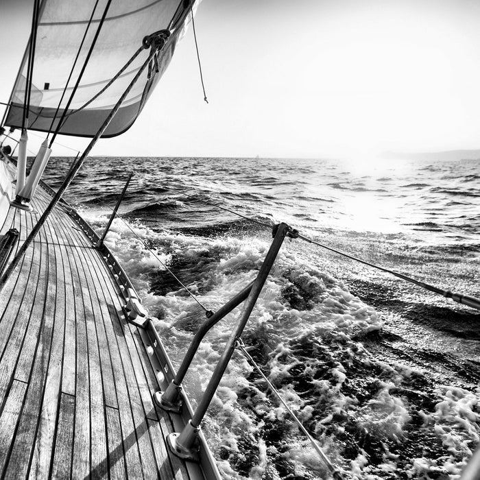 Segelboot im Meer, Glasbild Quadratisch