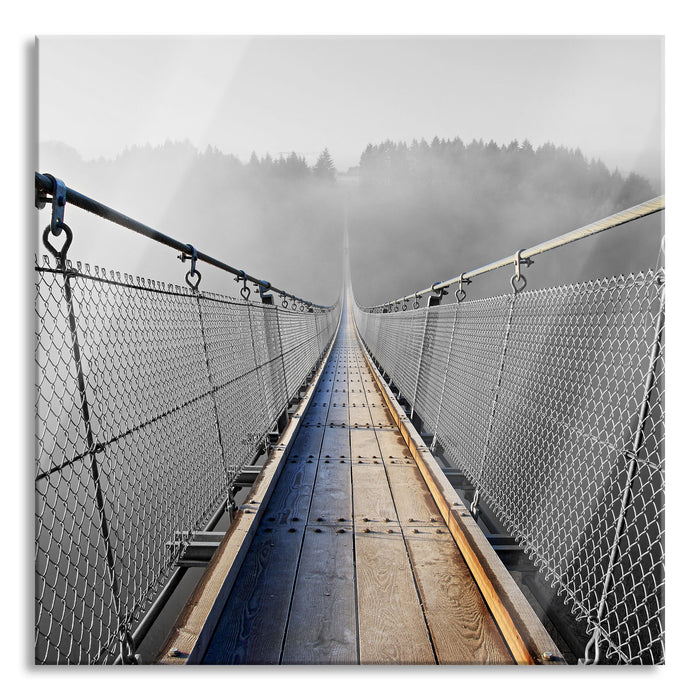 Hängeseilbrücke im Nebelschimmer, Glasbild Quadratisch