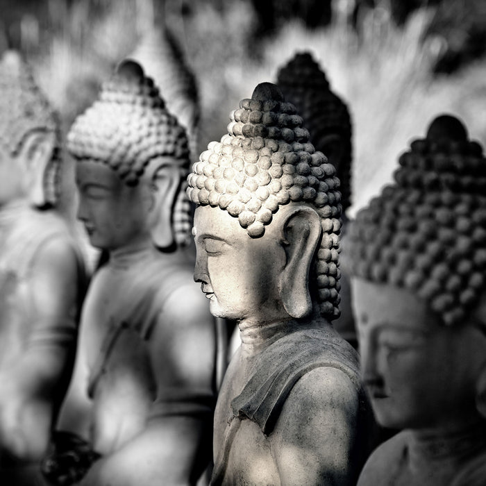 Buddha-Statuen in einer Reihe, Glasbild Quadratisch