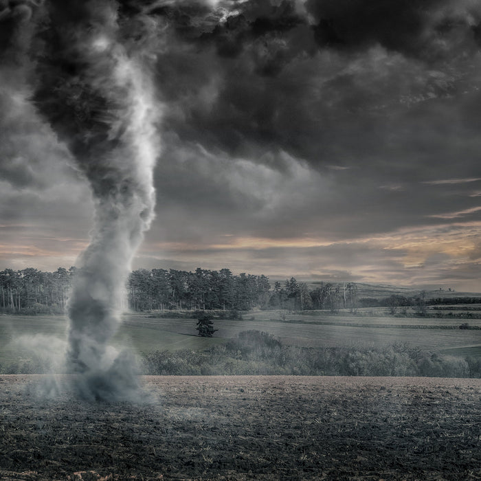 Schwarzer Tornado auf dem Feld, Glasbild Quadratisch