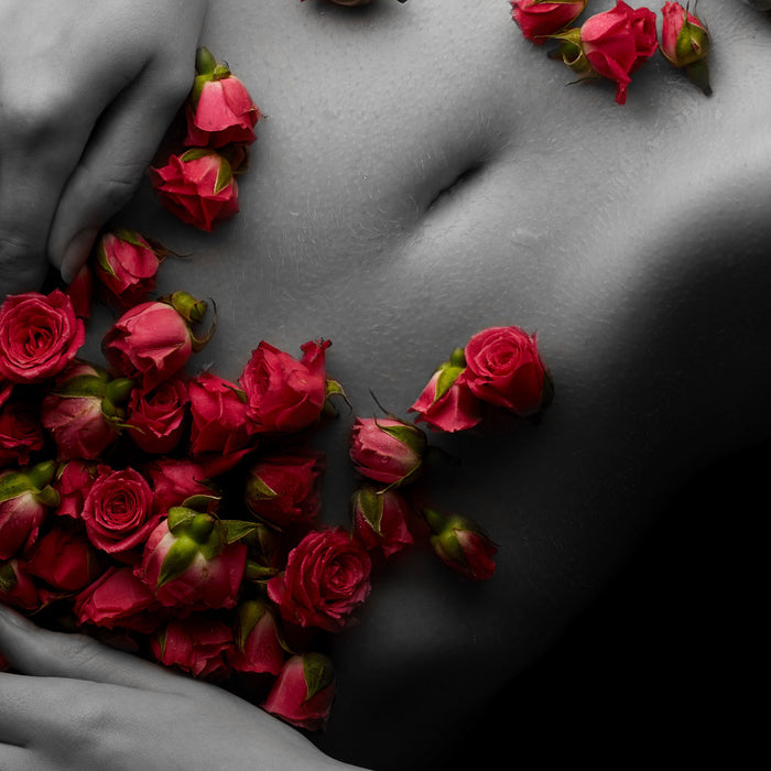 weiblicher Körper mit Rosen Blumen, Glasbild Quadratisch