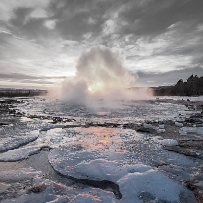 Heiße Quelle in Island, Glasbild Quadratisch