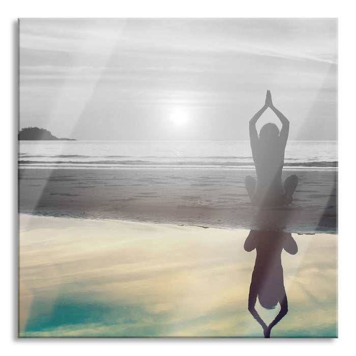 Pixxprint Frau in einer Yogapose am Strand, Glasbild Quadratisch