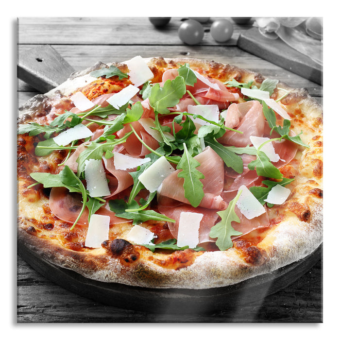 Prosciutto Pizza auf Holztisch, Glasbild Quadratisch