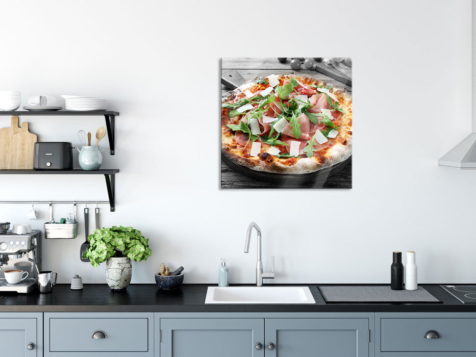 Prosciutto Pizza auf Holztisch, Glasbild Quadratisch