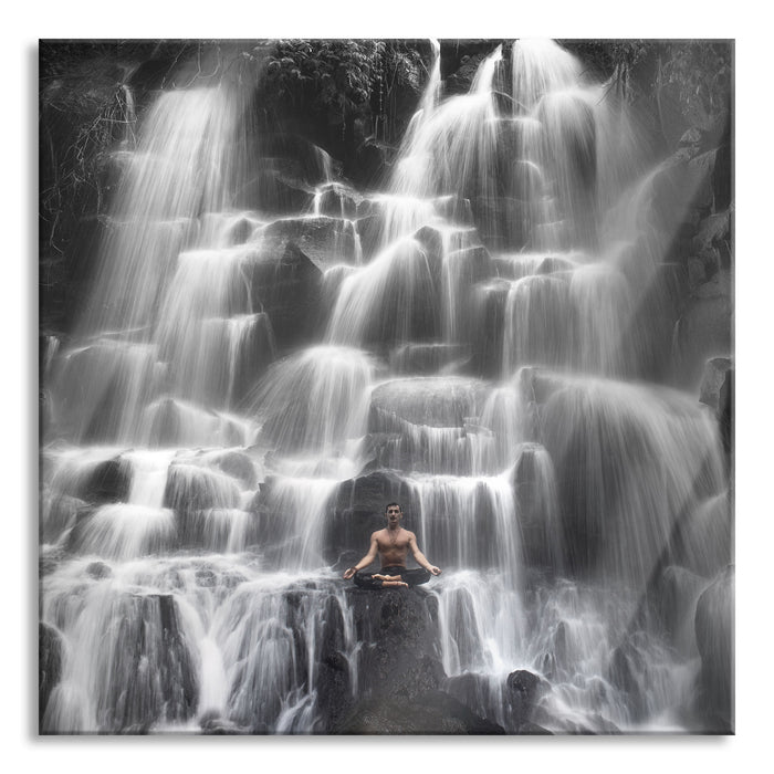 Yoga am Wasserfall in Bali, Glasbild Quadratisch