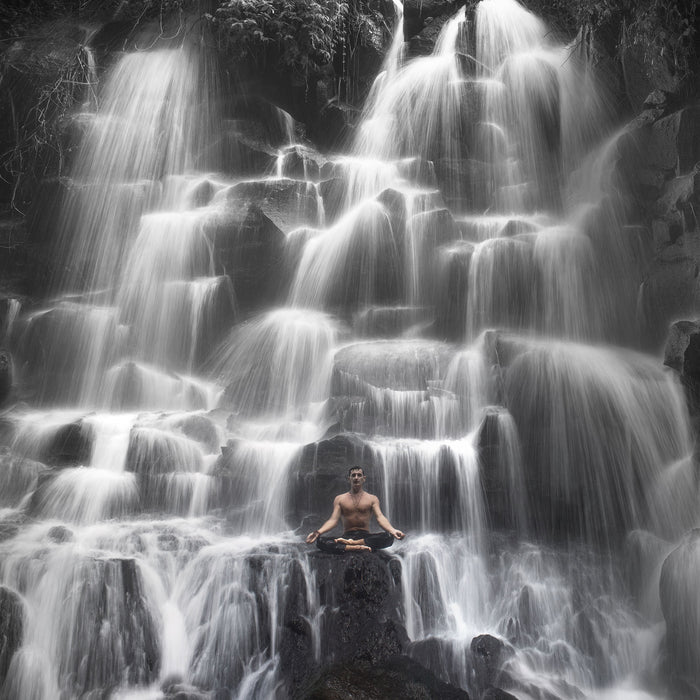 Yoga am Wasserfall in Bali, Glasbild Quadratisch