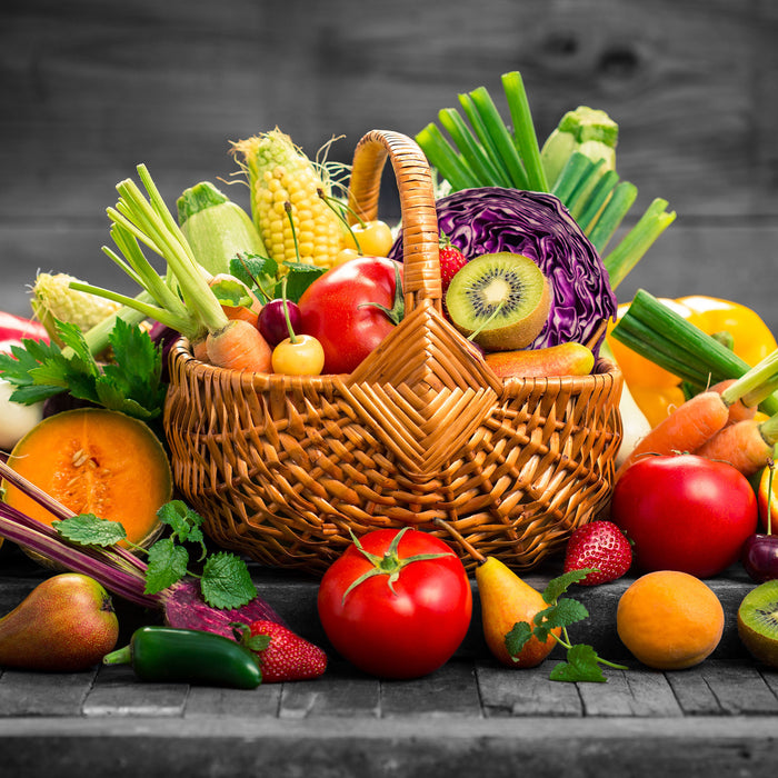 Frisches Obst und Gemüse im Korb, Glasbild Quadratisch