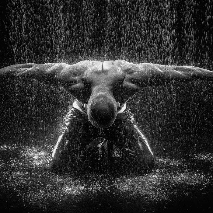 Bodybuilder im Regen, Glasbild Quadratisch