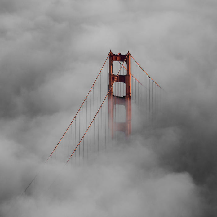 Golden Gate Bridge über den Wolken, Glasbild Quadratisch