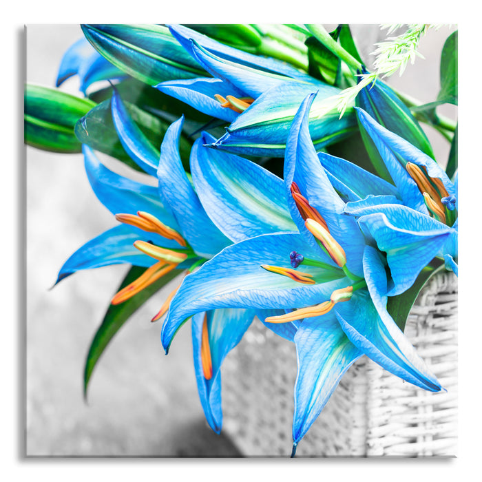schöne blaue Blumen im Körbchen, Glasbild Quadratisch