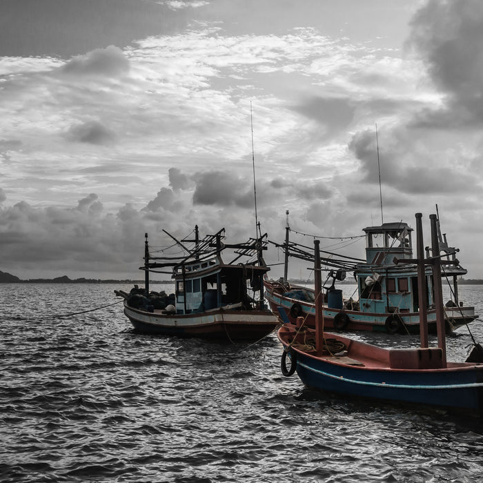 thailändische Fischerboote im Meer, Glasbild Quadratisch