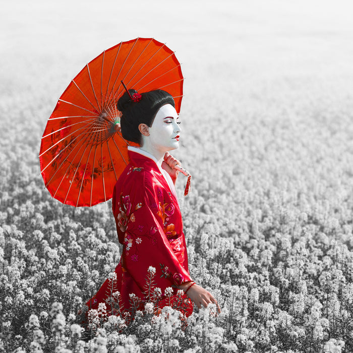Geisha auf dem Feld, Glasbild Quadratisch