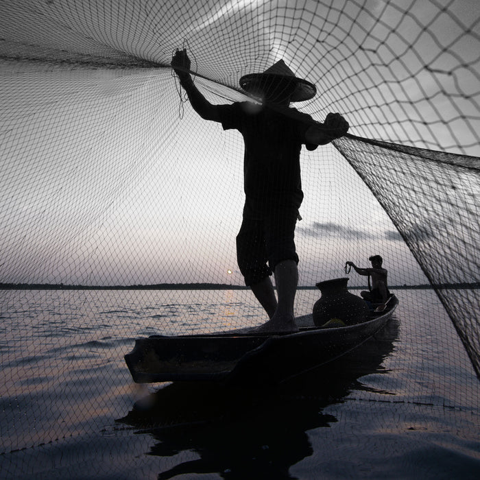 Fischer wirft sein Netz, Glasbild Quadratisch