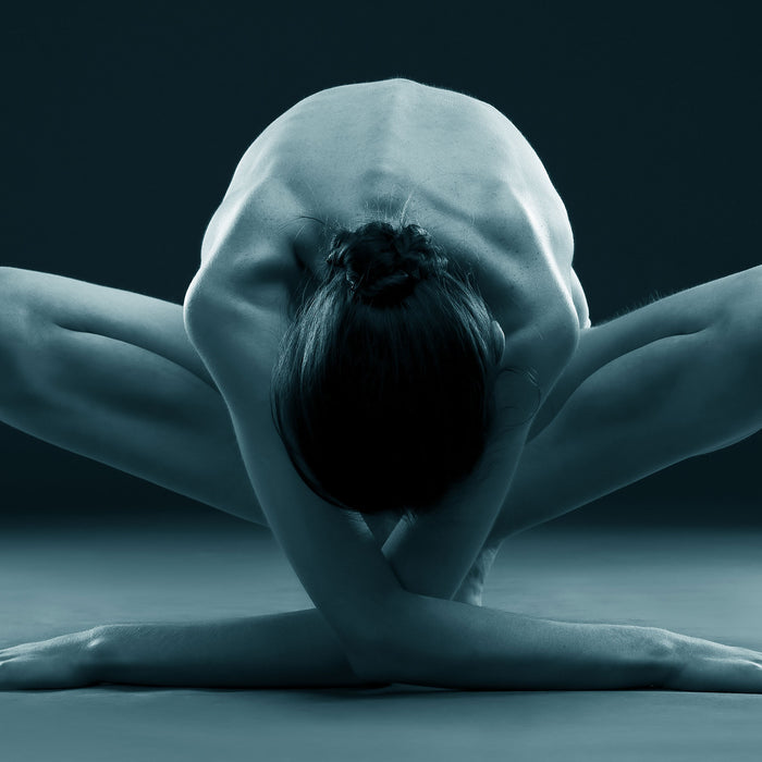 Nackte Frau in besonderer Yogapose, Glasbild Quadratisch