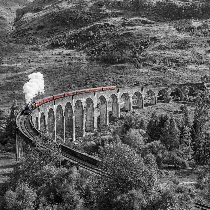 Eisenbahnviadukt in Schottland, Glasbild Quadratisch