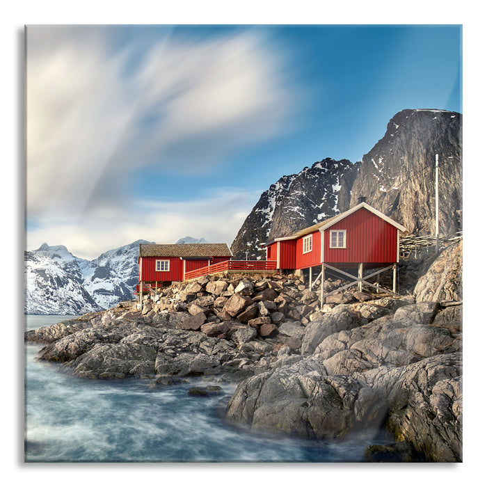 Einsames rotes Haus am Meer in Norwegen, Glasbild Quadratisch