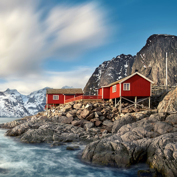 Einsames rotes Haus am Meer in Norwegen, Glasbild Quadratisch
