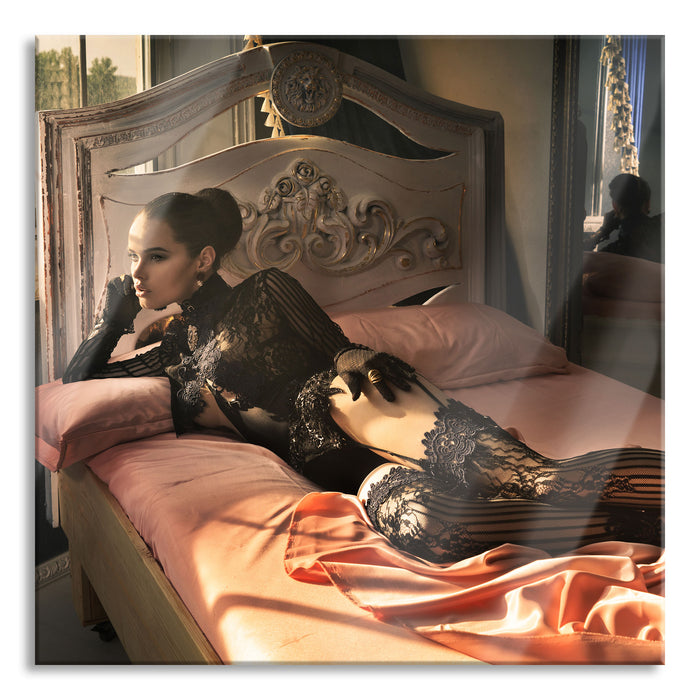 Pixxprint Frau mit sexy Dessous im Bett, Glasbild Quadratisch