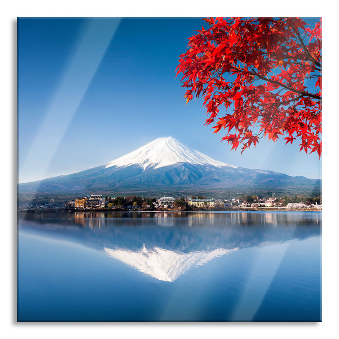 Berg Fujiyama mit herbstlich rotem Baum, Glasbild Quadratisch