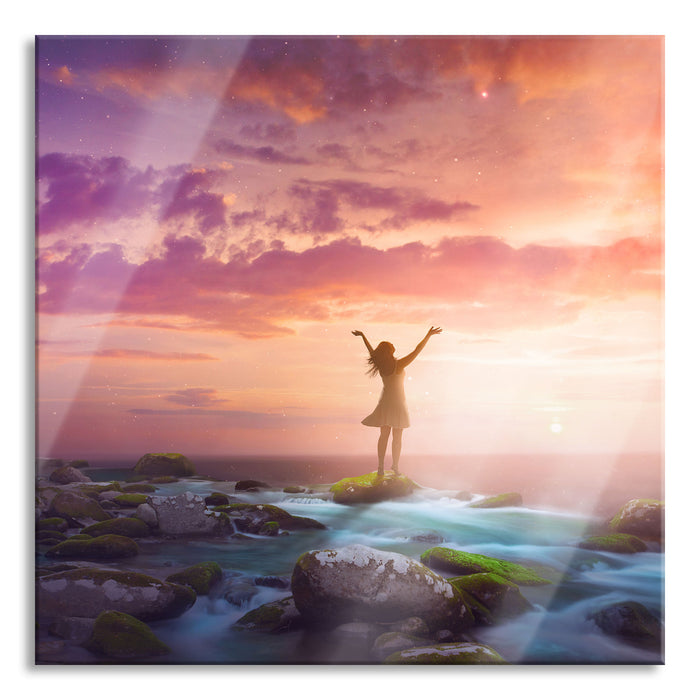 Frau begrüßt den Sonnenaufgang am Meer, Glasbild Quadratisch
