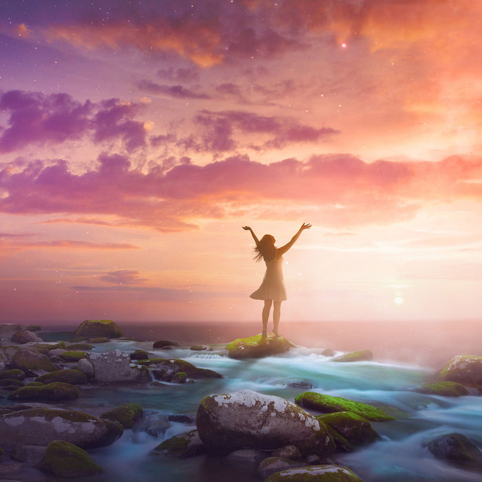 Frau begrüßt den Sonnenaufgang am Meer, Glasbild Quadratisch