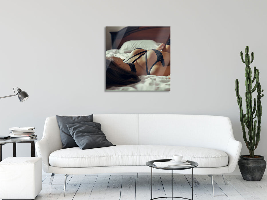 Frau in erotischen Dessous auf Bett, Glasbild Quadratisch