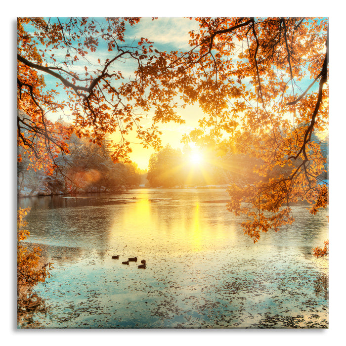 Herbstbäume um See bei Sonnenuntergang, Glasbild Quadratisch