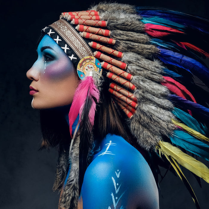 Frau mit buntem indianischen Kopfschmuck, Glasbild Quadratisch