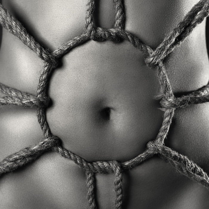 Kreis aus Seilen auf nacktem Körper, Glasbild Quadratisch