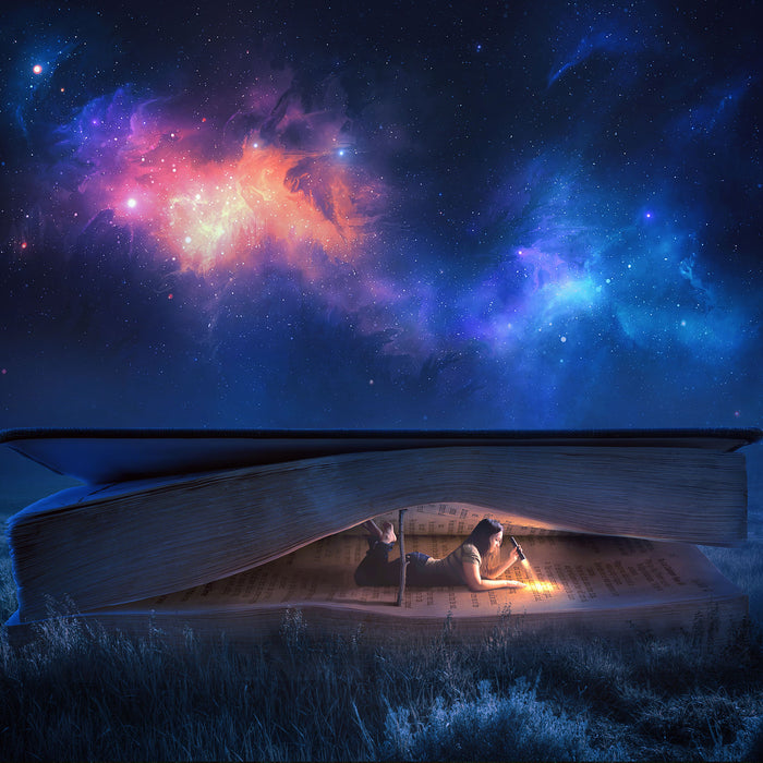 Mädchen liest nachts in einem Buch-Zelt , Glasbild Quadratisch