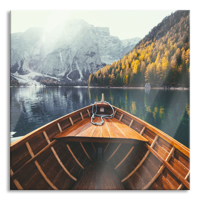 Holzboot auf Alpensee in den Dolomiten, Glasbild Quadratisch