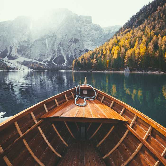 Holzboot auf Alpensee in den Dolomiten, Glasbild Quadratisch