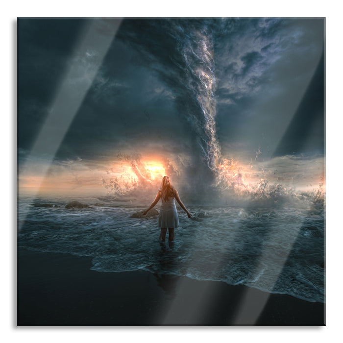 Frau am Strand vor düsterem Tornado, Glasbild Quadratisch