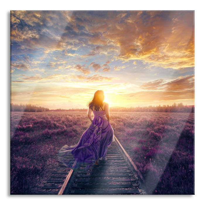 Frau auf Schienen bei Sonnenuntergang, Glasbild Quadratisch
