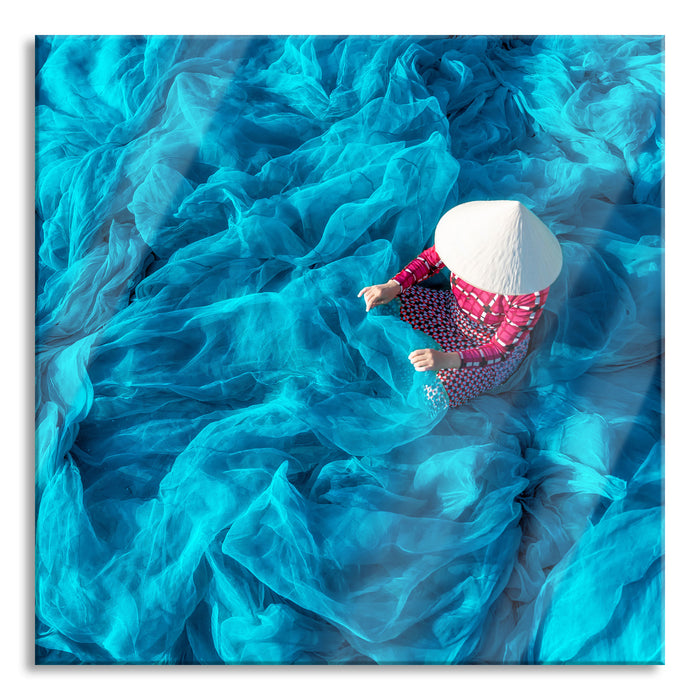 Pixxprint Vietnamesin repariert blaues Fischernetz, Glasbild Quadratisch