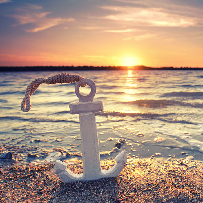 Anker am Ostseestrand im Sonnenuntergang, Glasbild Quadratisch