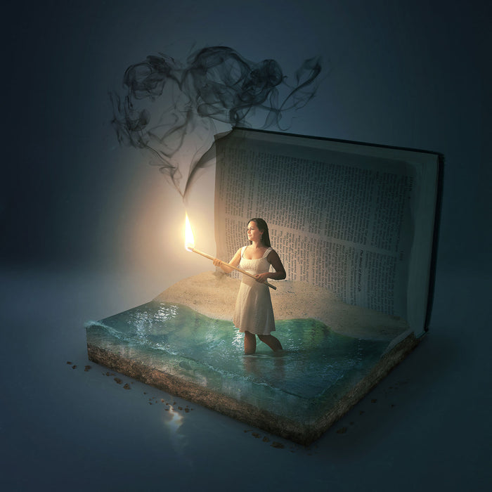 Frau mit Fackel steigt aus Buch, Glasbild Quadratisch
