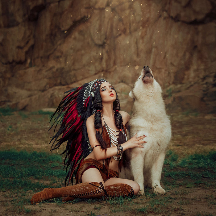 Indianische Frau und heulender Wolfshund, Glasbild Quadratisch